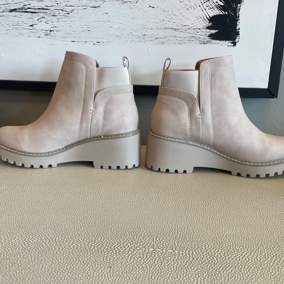 Dolce Vita Rielle Lug Sole Ankle Boots ~NEW~ - Picture 2 of 6